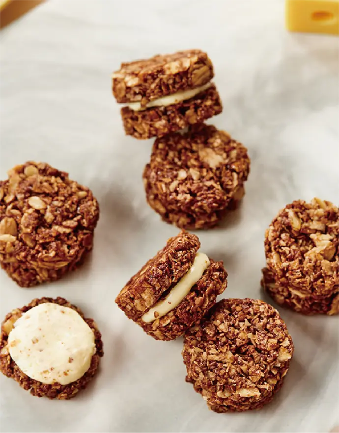 Dark Chocolate Oat Crunch With Sea Salt & Cheese Filling